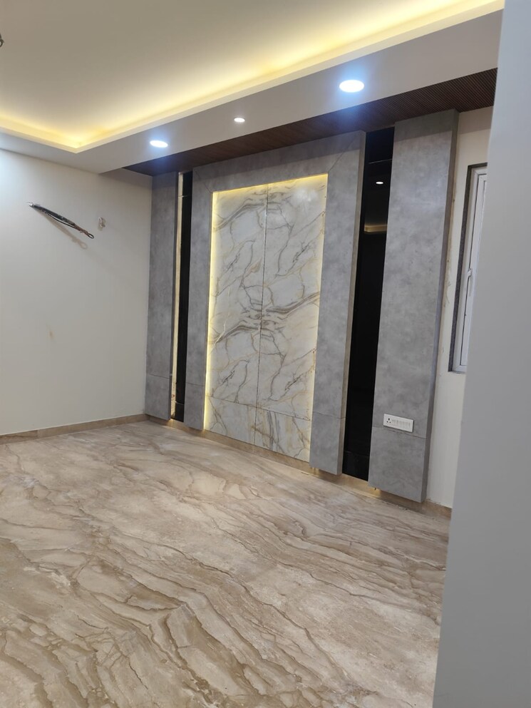 Room, pitampura 3 Bedroom 130 Sq.Yd. Builder Floor In Pitampura Delhi 9592162