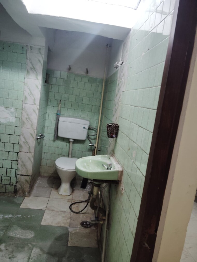 Bathroom, everest-apartments-rwa 2 Bedroom 1000 Sq.Ft. Apartment In Kalkaji Delhi 9592268