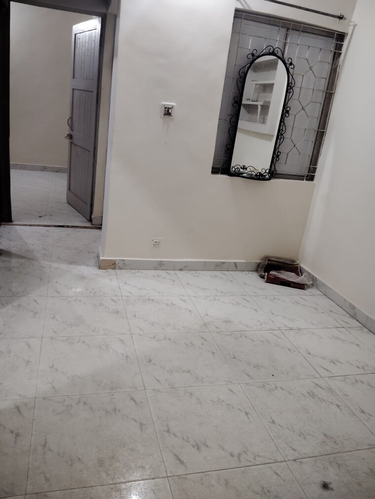 Room, everest-apartments-rwa 2 Bedroom 1000 Sq.Ft. Apartment In Kalkaji Delhi 9592268