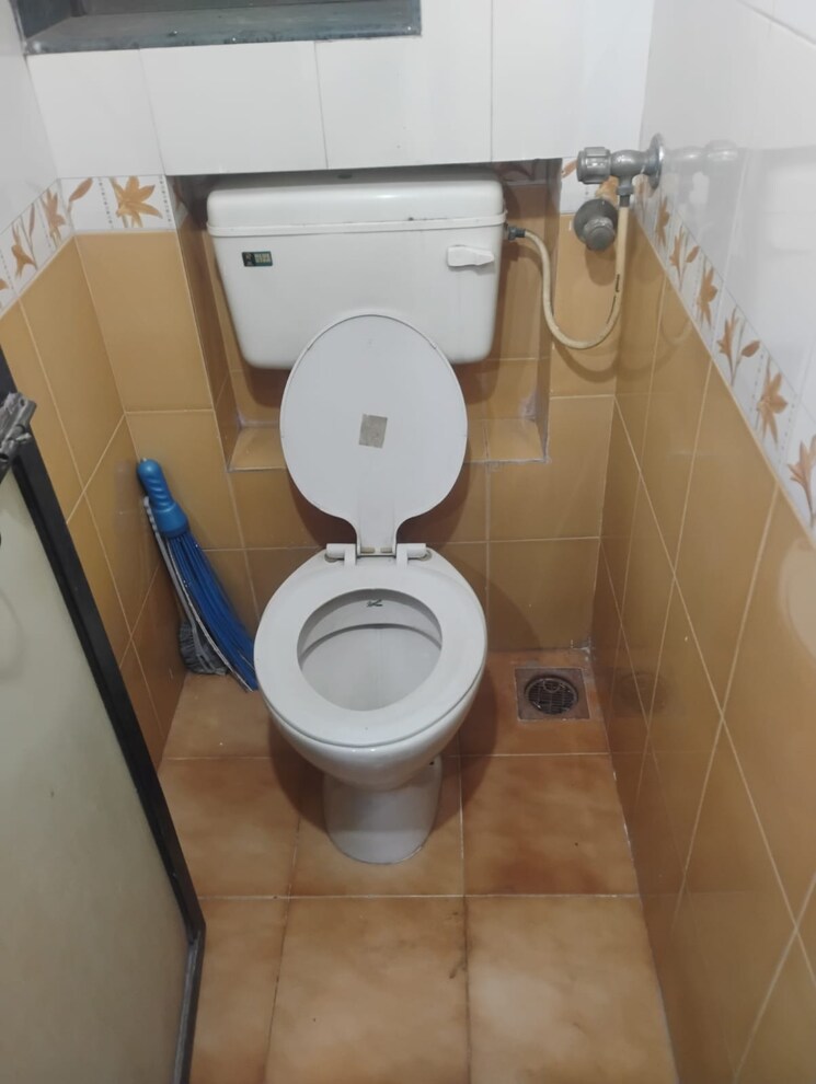 Bathroom, vijaynagar-society 2 Bedroom 742 Sq.Ft. Apartment In Marol Mumbai 9592177