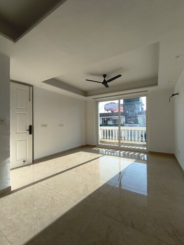 Room in 3 BHK Builder Floor at Roseate Homes, Ghazipur – for Rent