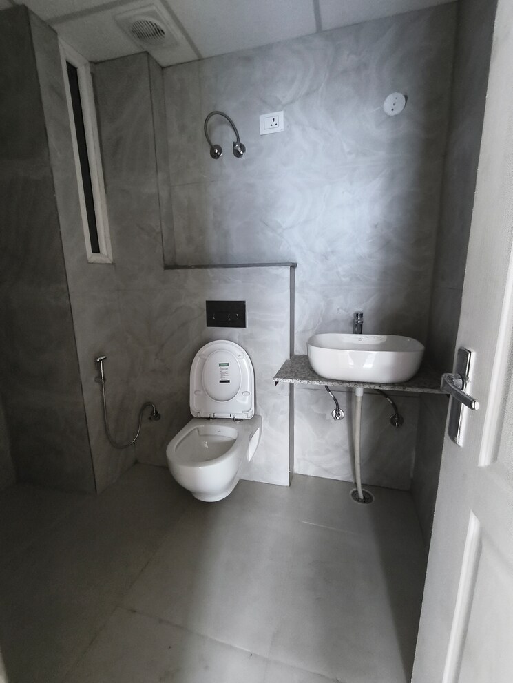 Bathroom, roseate-homes 3 Bedroom 1850 Sq.Ft. Builder Floor In Ghazipur Zirakpur 9592203