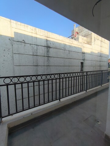 Balcony in 3 BHK Builder Floor at Roseate Homes, Ghazipur – for Rent