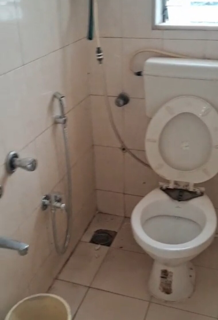 Bathroom, kandivali west 2 Bedroom 910 Sq.Ft. Apartment In Kandivali West Mumbai 9592220