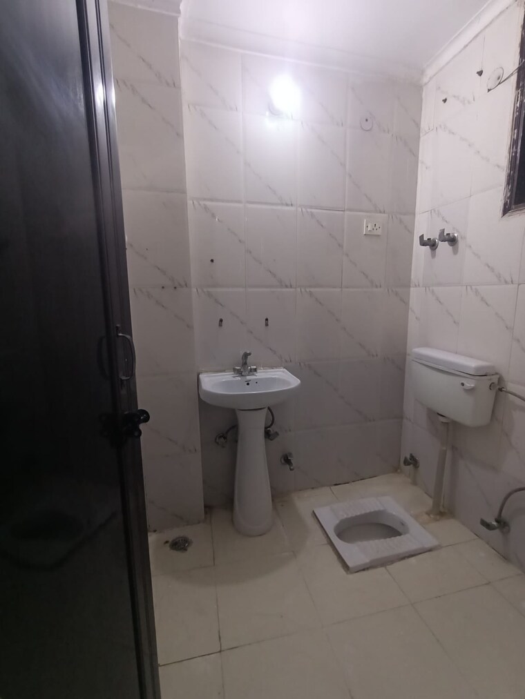 Bathroom, neb sarai 1 Bedroom 450 Sq.Ft. Builder Floor In Neb Sarai Delhi 9592304
