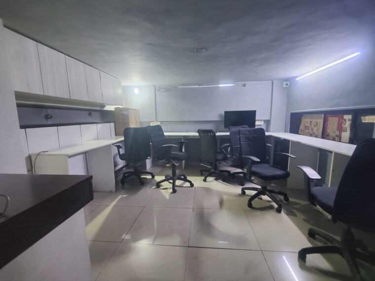 Team Area, malad west Commercial Office Space 700 Sq.Ft. In Malad West Mumbai 9592398