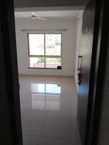 Room in 2 BHK Apartment at Kolte Patil Stargaze, Bavdhan – for Rent