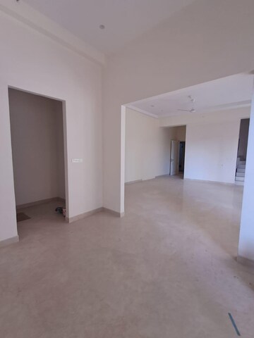 Room in 3 BHK Apartment at Indiabulls Sky Forest, Lower Parel – for Rent