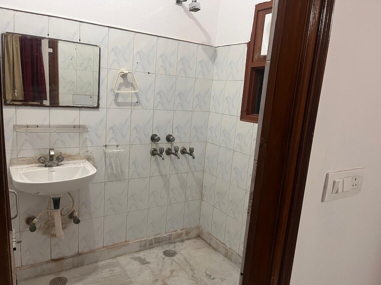 Bathroom, dwarka sector 16 1 RK 400 Sq.Ft. Independent House In Dwarka Sector 16 Delhi 9592411