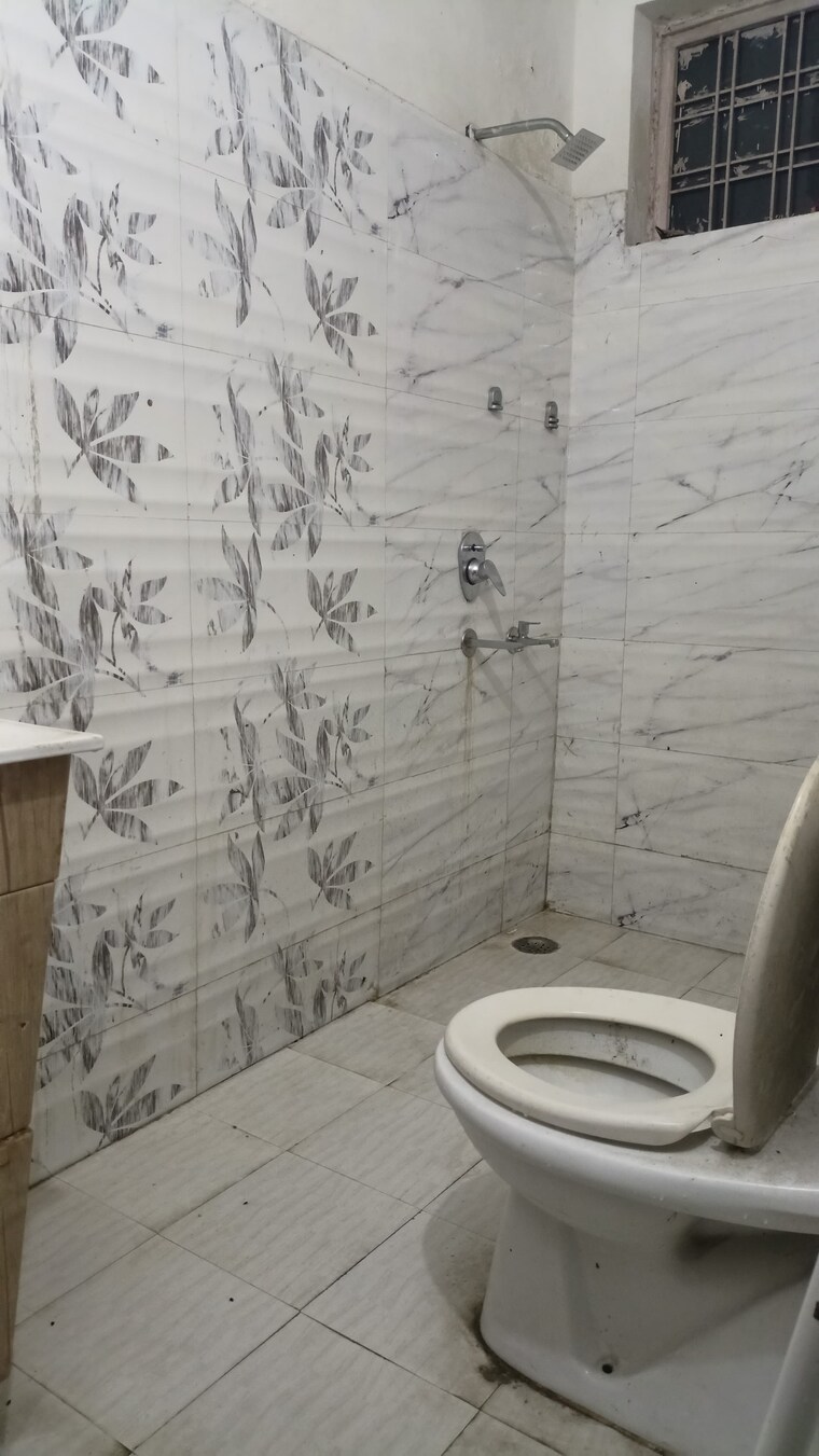 Bathroom, jakhan rajpur road 2 Bedroom 1500 Sq.Ft. Builder Floor In JakhaN Rajpur Road Dehradun 9592428