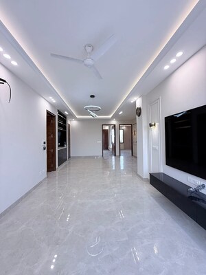 Room in 4 BHK Builder Floor at Royal Homez, Sector 43 – for Rent