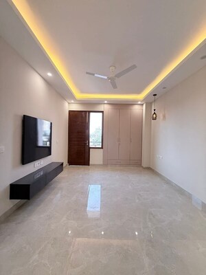 Room in 4 BHK Builder Floor at Royal Homez, Sector 43 – for Rent