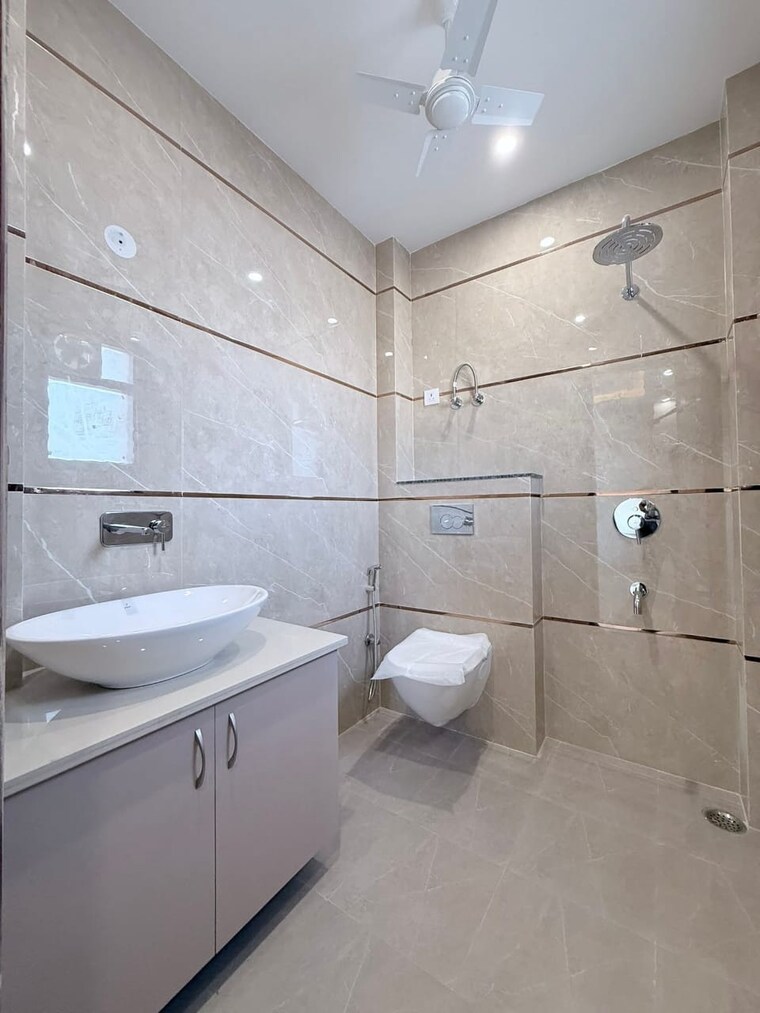Bathroom, royal-homez 4 Bedroom 3500 Sq.Ft. Builder Floor In Sector 43 Gurgaon 9592494