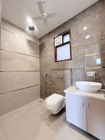 Bathroom in 4 BHK Builder Floor at Royal Homez, Sector 43 – for Rent