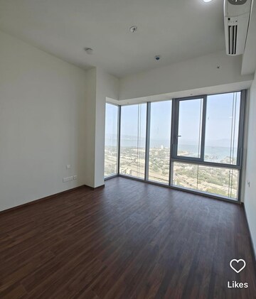 Room in 2 BHK Apartment at Piramal Aranya, Byculla – for Rent