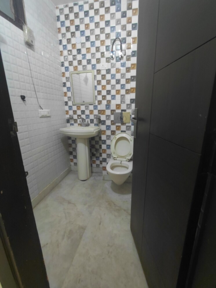 Bathroom, janakpuri 2 Bedroom 800 Sq.Ft. Builder Floor In Janakpuri Delhi 9592696