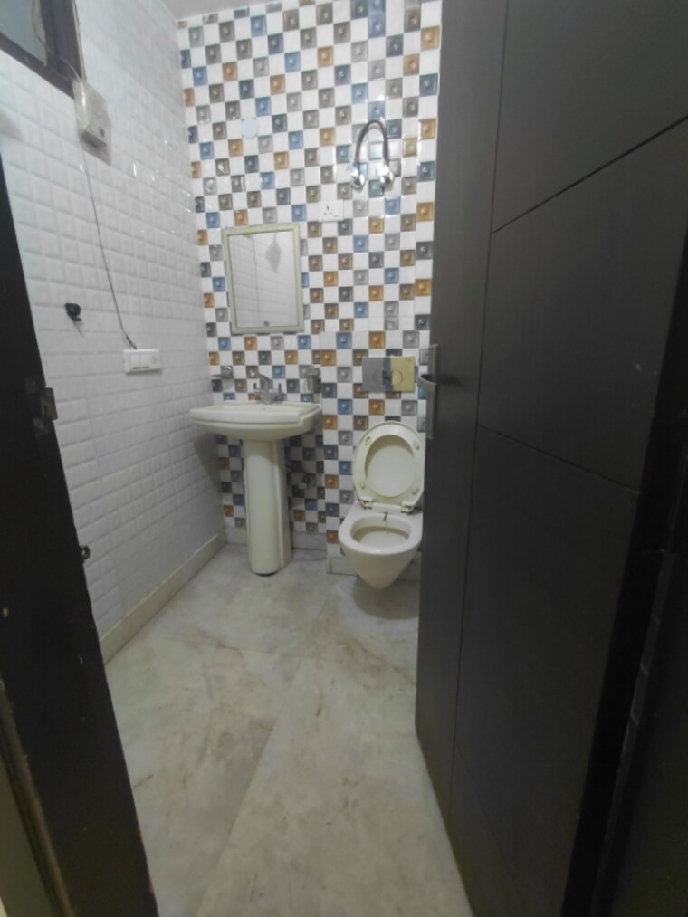 Bathroom, janakpuri 2 Bedroom 800 Sq.Ft. Builder Floor In Janakpuri Delhi 9592696