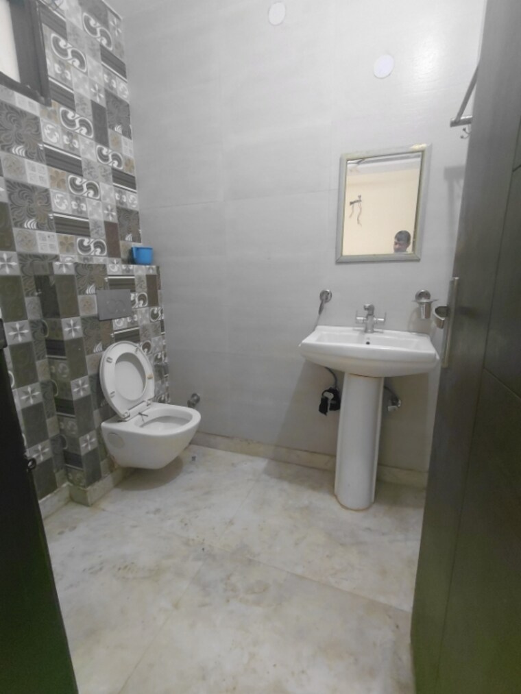Bathroom, janakpuri 2 Bedroom 800 Sq.Ft. Builder Floor In Janakpuri Delhi 9592696