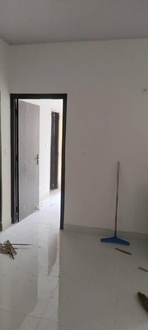 Room in 2 BHK Apartment at Gaur Saundaryam, Tech Zone 4 Greater Noida – for Rent