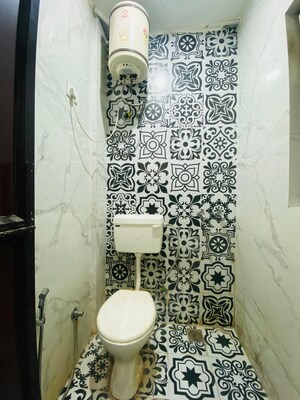 Bathroom in 1 RK Builder Floor at Ansal Plaza Sector-23, Sector 23 – for Rent