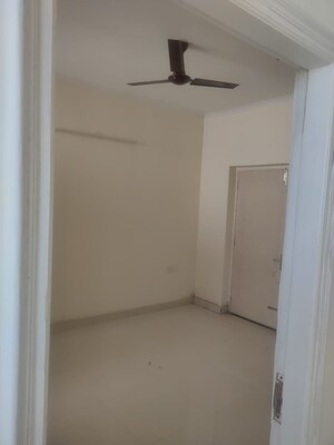 Room in 3 BHK Apartment at Mona Greens, Ghazipur – for Rent