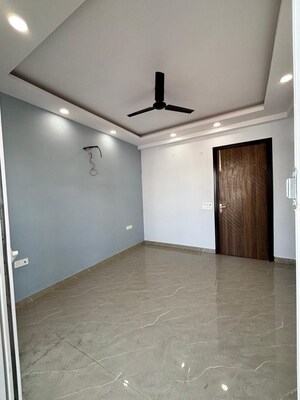 Room in 3 BHK Builder Floor at Sector 52 – for Rent