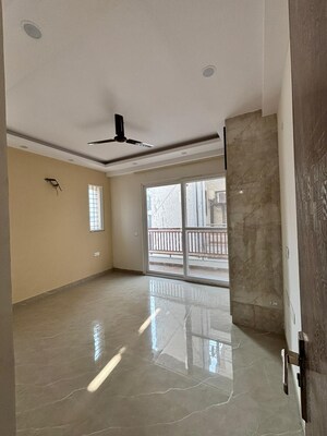 Room in 3 BHK Builder Floor at Sector 52 – for Rent
