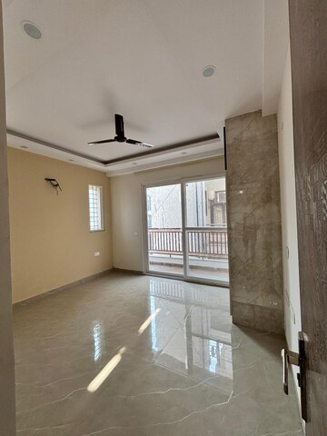 Room in 3 BHK Builder Floor at Sector 52 – for Rent