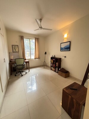 Room in 3 BHK Apartment at Lakeshore Manor, Halasuru – for Rent