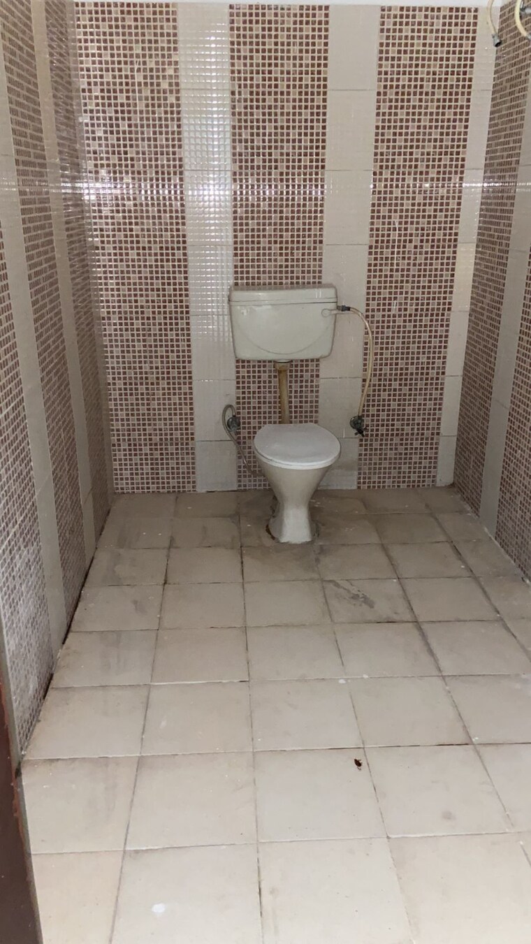 Bathroom, new palam vihar phase 1 2 Bedroom 200 Sq.Yd. Builder Floor In New Palam Vihar Phase 1 Gurgaon 9593071