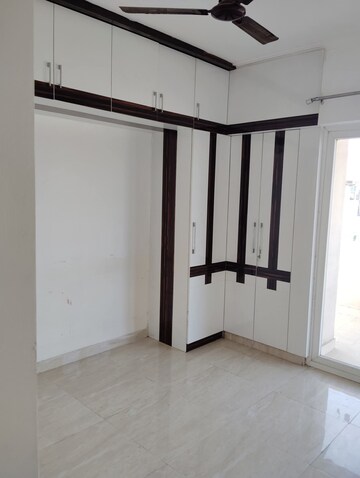 Room in 2 BHK Apartment at Gaur City 2 - 14th Avenue, Sector 16c Greater Noida – for Rent