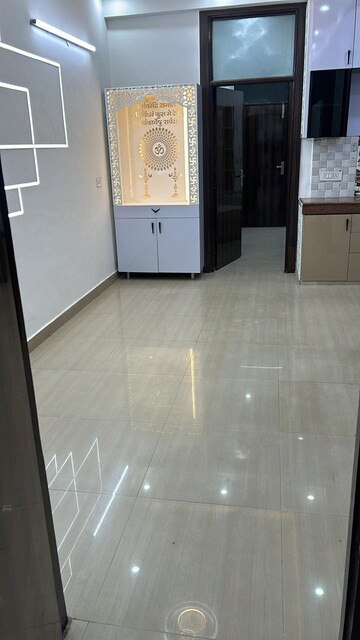 Room in 2 BHK Builder Floor at Niti Khand I – for Rent