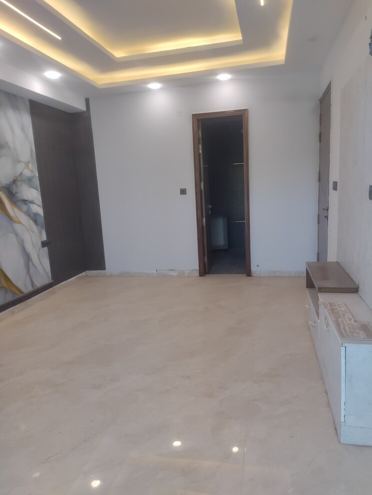 Room, sector 85 4 Bedroom 350 Sq.Yd. Builder Floor In Sector 85 Faridabad 9593275