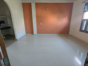 Room in 1 BHK Independent House at Champa Estate, Mu 1 Greater Noida – for Rent