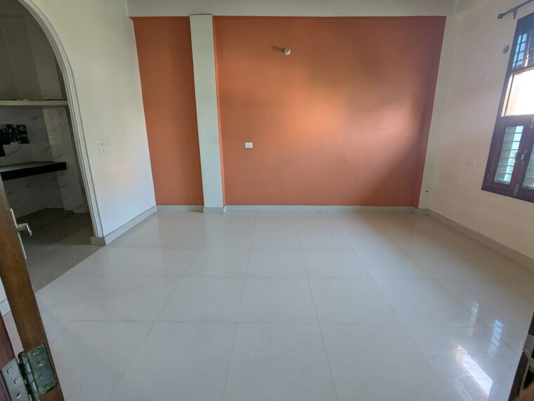 Room, champa-estate 1 Bedroom 70 Sq.Mt. Independent House In Mu 1 Greater Noida Greater Noida 9593537