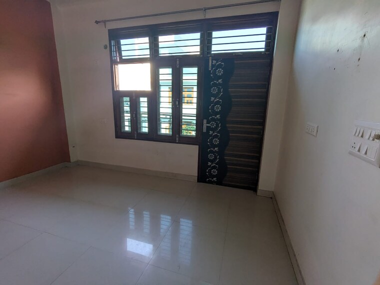 Room, champa-estate 1 Bedroom 70 Sq.Mt. Independent House In Mu 1 Greater Noida Greater Noida 9593537