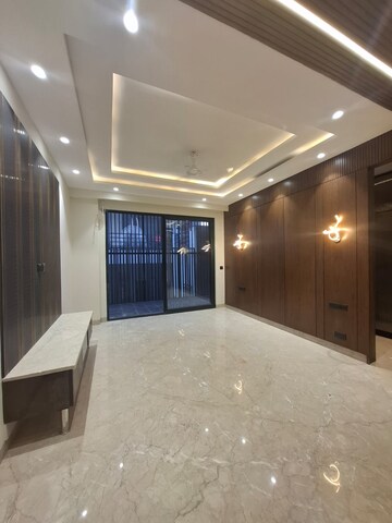 Room in 3 BHK Builder Floor at DLF Atria, Dlf Phase ii – for Sale