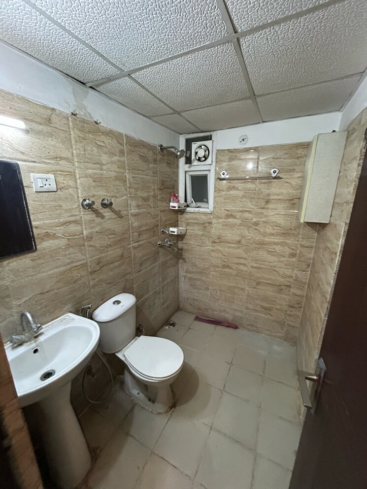 Bathroom, ajnara-le-garden 3 Bedroom 1295 Sq.Ft. Apartment In Panchsheel Green Greater Noida 9593854