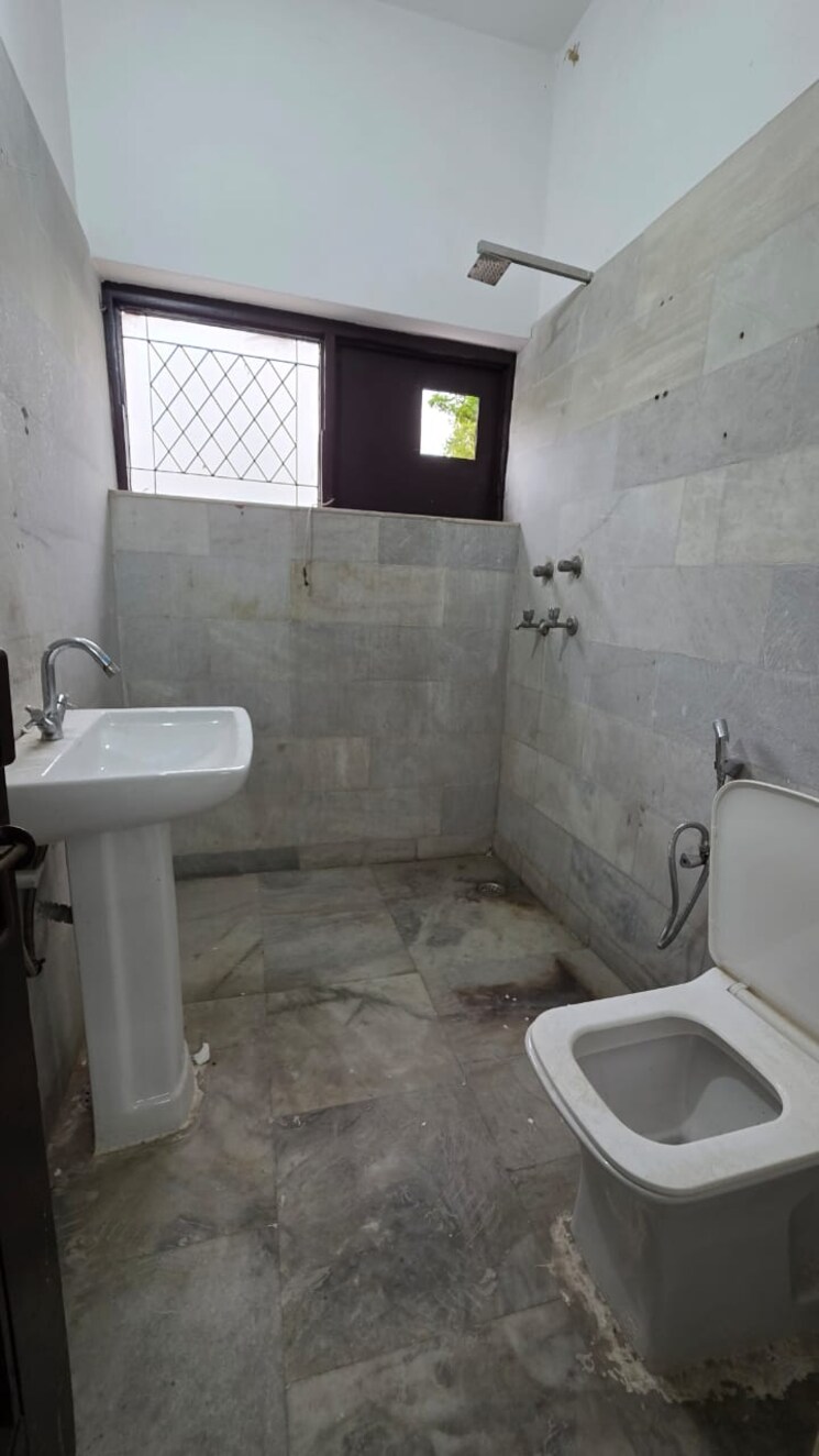 Bathroom, saket 3 Bedroom 1300 Sq.Ft. Builder Floor In Saket Delhi 9593955