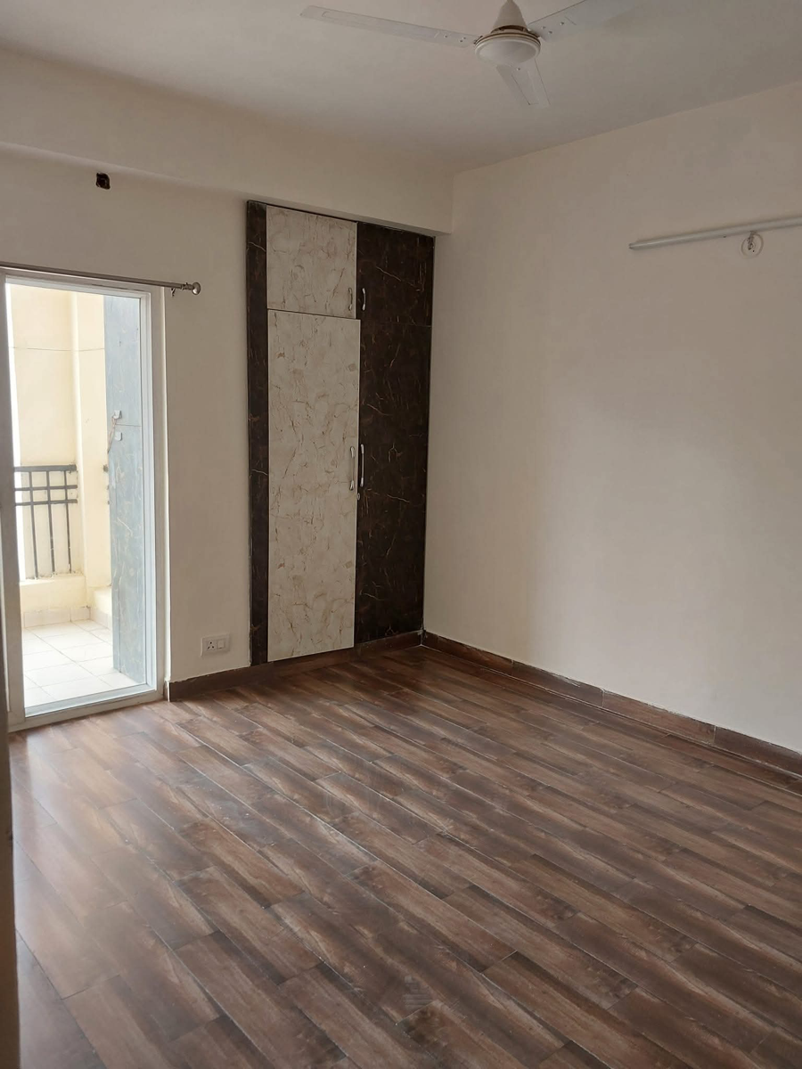 2 BHK + Extra Room Apartment For Sale in Ajnara Le Garden