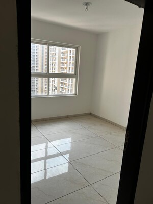 Room in 3 BHK Apartment at Omaxe Waterscapes, Gomti Nagar – for Sale