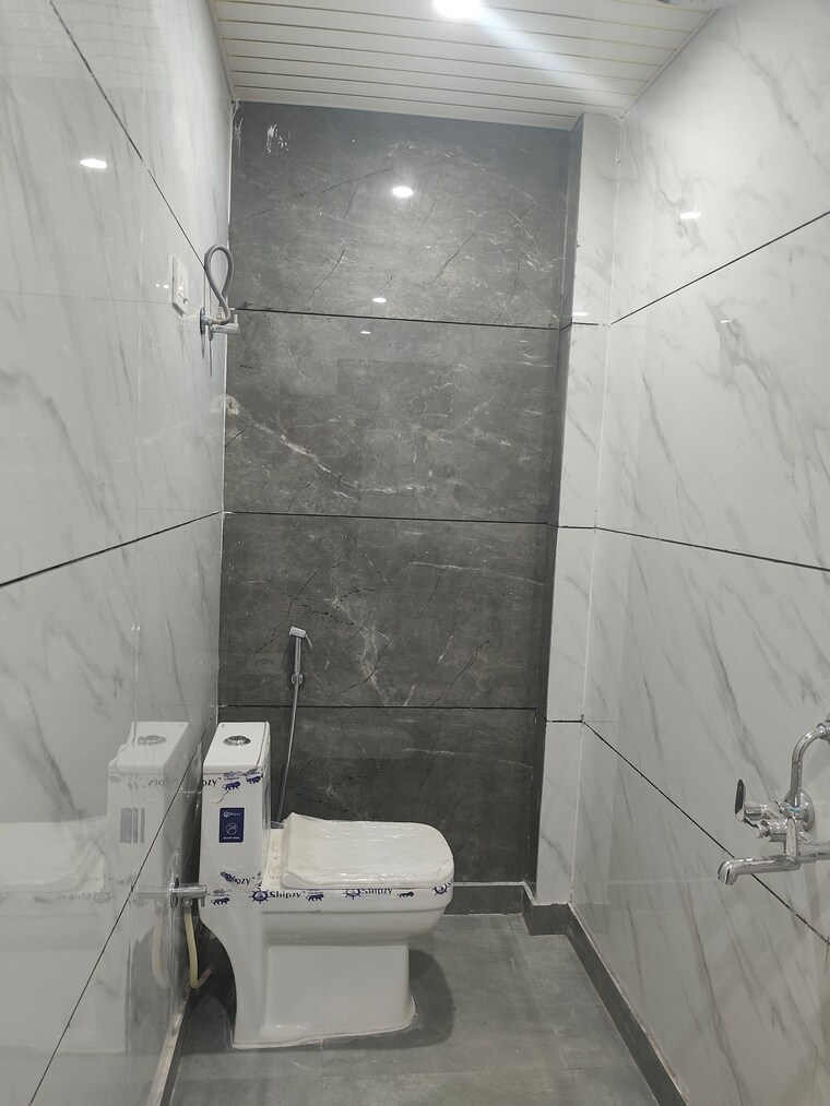 Bathroom, vaishali sector 4 1 Bedroom 450 Sq.Ft. Builder Floor In Vaishali Sector 4 Ghaziabad 9594546