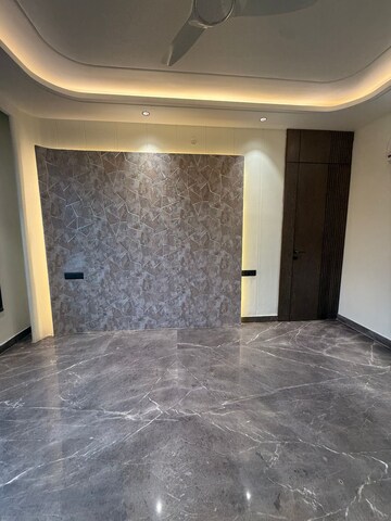 Room in 4 BHK Builder Floor at DLF Atria, Dlf Phase ii – for Sale