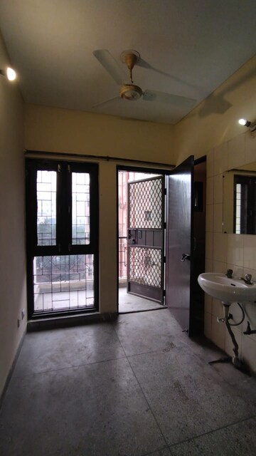 Living Room in 1 BHK Apartment at Molarband – for Rent