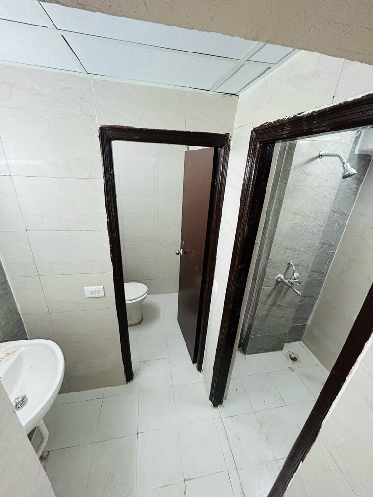 Attached Bathroom, amrapali-dream-valley 1 Bedroom 585 Sq.Ft. Apartment In Amrapali Dream Valley Greater Noida 9594210
