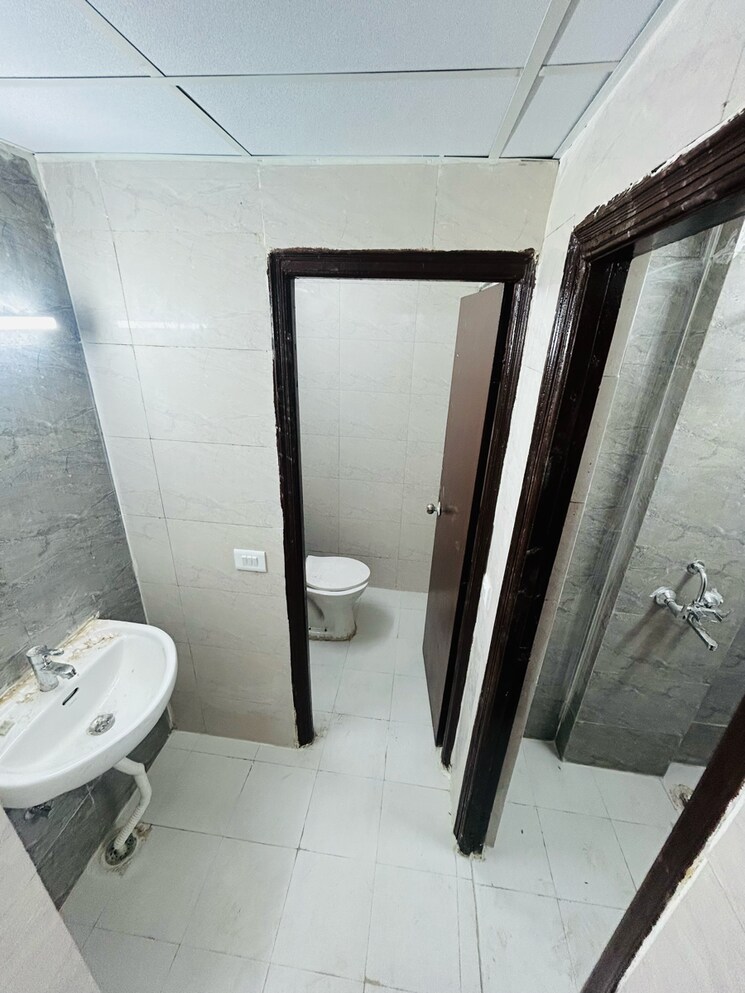 Bathroom, amrapali-dream-valley 1 Bedroom 585 Sq.Ft. Apartment In Amrapali Dream Valley Greater Noida 9594210