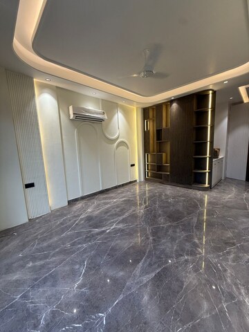 Room in 3 BHK Builder Floor at DLF Atria, Dlf Phase ii – for Sale