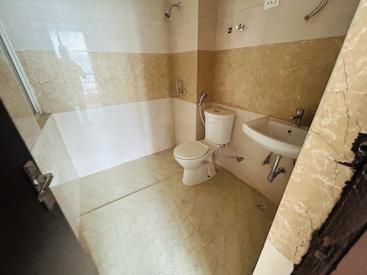 Attached Bathroom, amrapali-dream-valley 2 Bedroom 805 Sq.Ft. Apartment In Amrapali Dream Valley Greater Noida 9594242