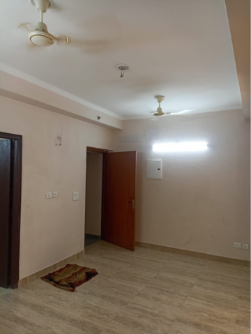 Room in 2.5 BHK Apartment at Amrapali Dream Valley, Amrapali Dream Valley – for Sale