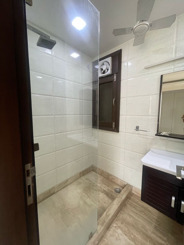 Kitchen, east of kailash 3 Bedroom 210 Sq.Yd. Builder Floor In East Of Kailash Delhi 9594313